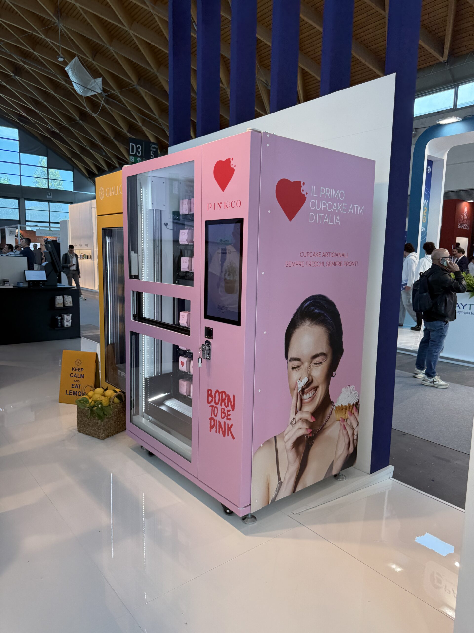 Premium cupcake vending machine in a venue setting at Venditalia 2026