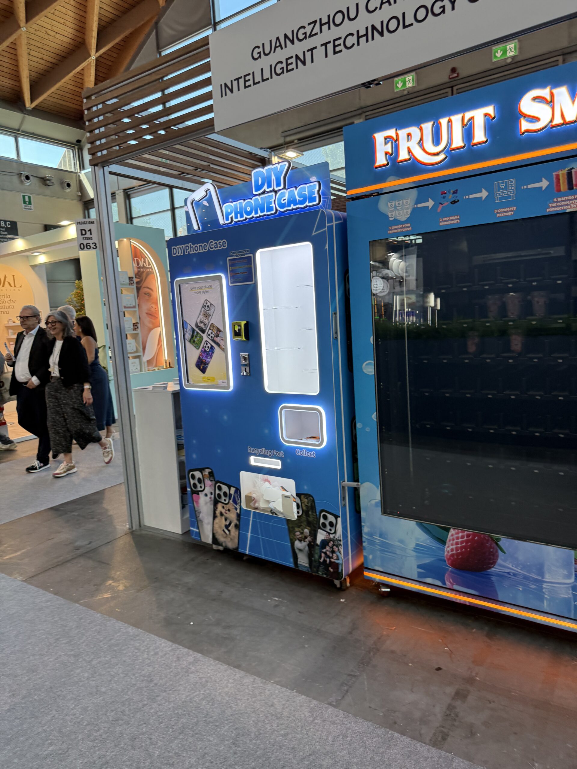 Smoothie vending machine that blends frozen fruit into fresh smoothies on demand